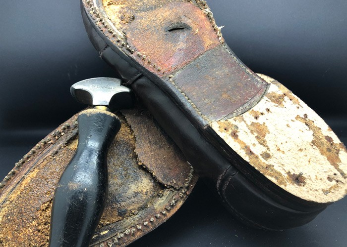 Schuhreparatur_Ledersohle_entfernt_700x500px Muenchener Schuhwerkstaetten